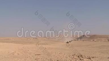 一个由重型车辆组成的<strong>军事</strong>车队穿过沙漠，尘土飞扬。 <strong>军事</strong>冲突区。